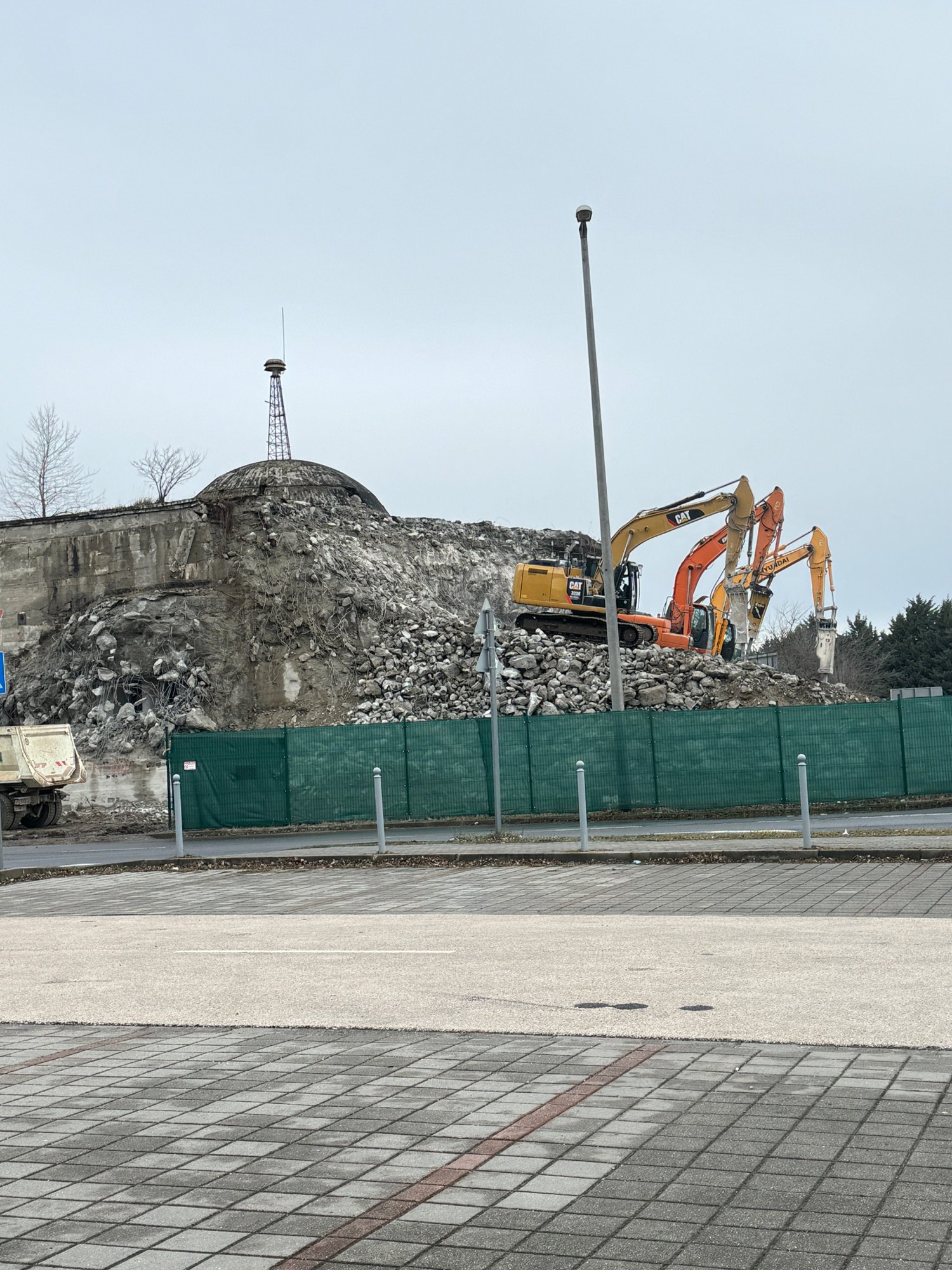 Kotrók bontási munkán