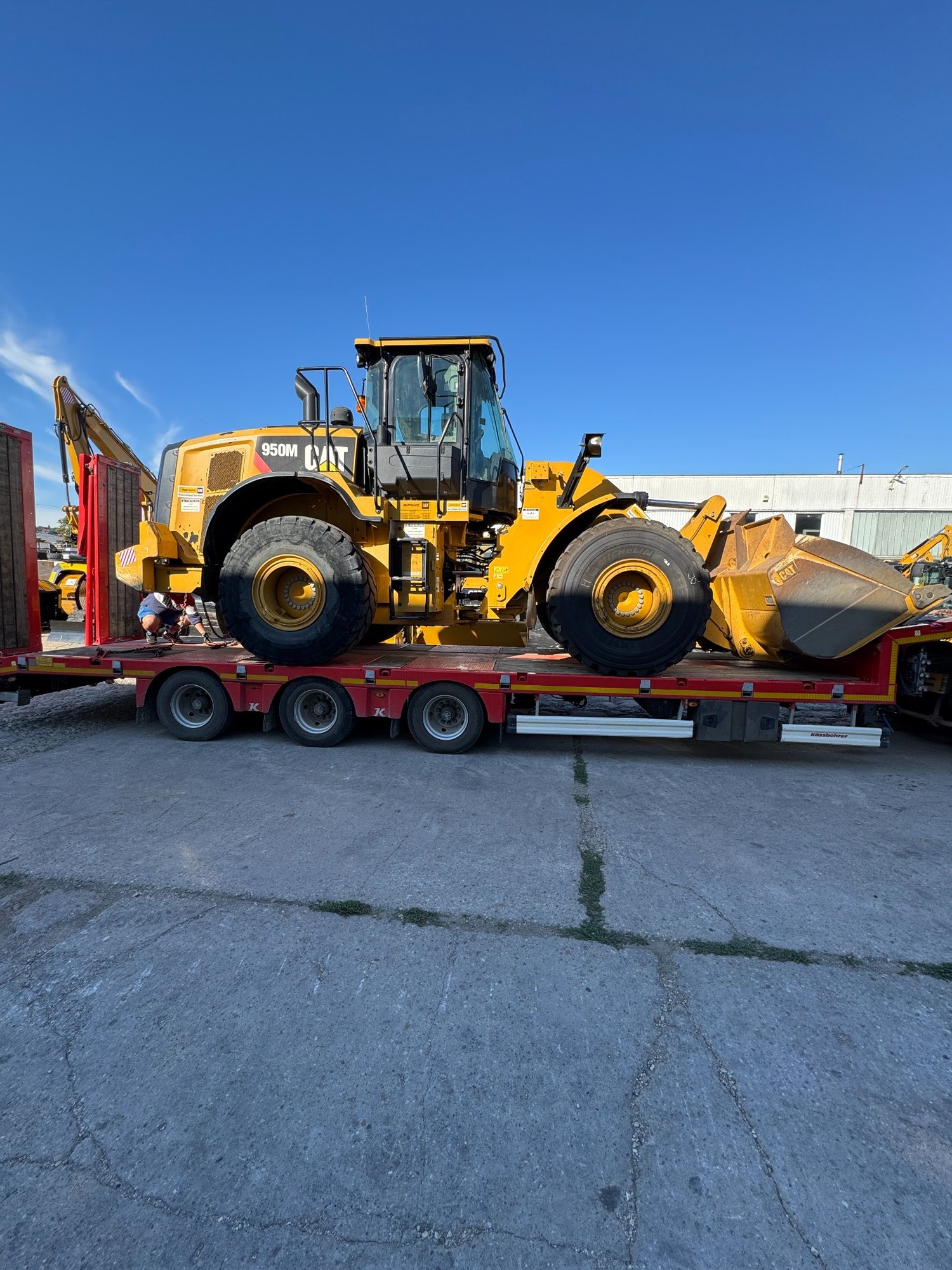 CAT 950M homlokrakodó szállítás közben