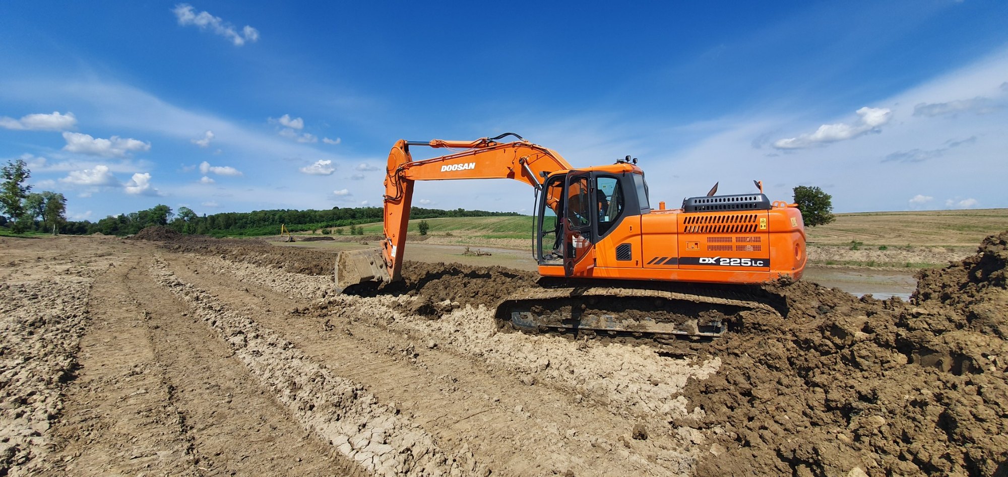 Doosan DX225LC lánctalpas kotró